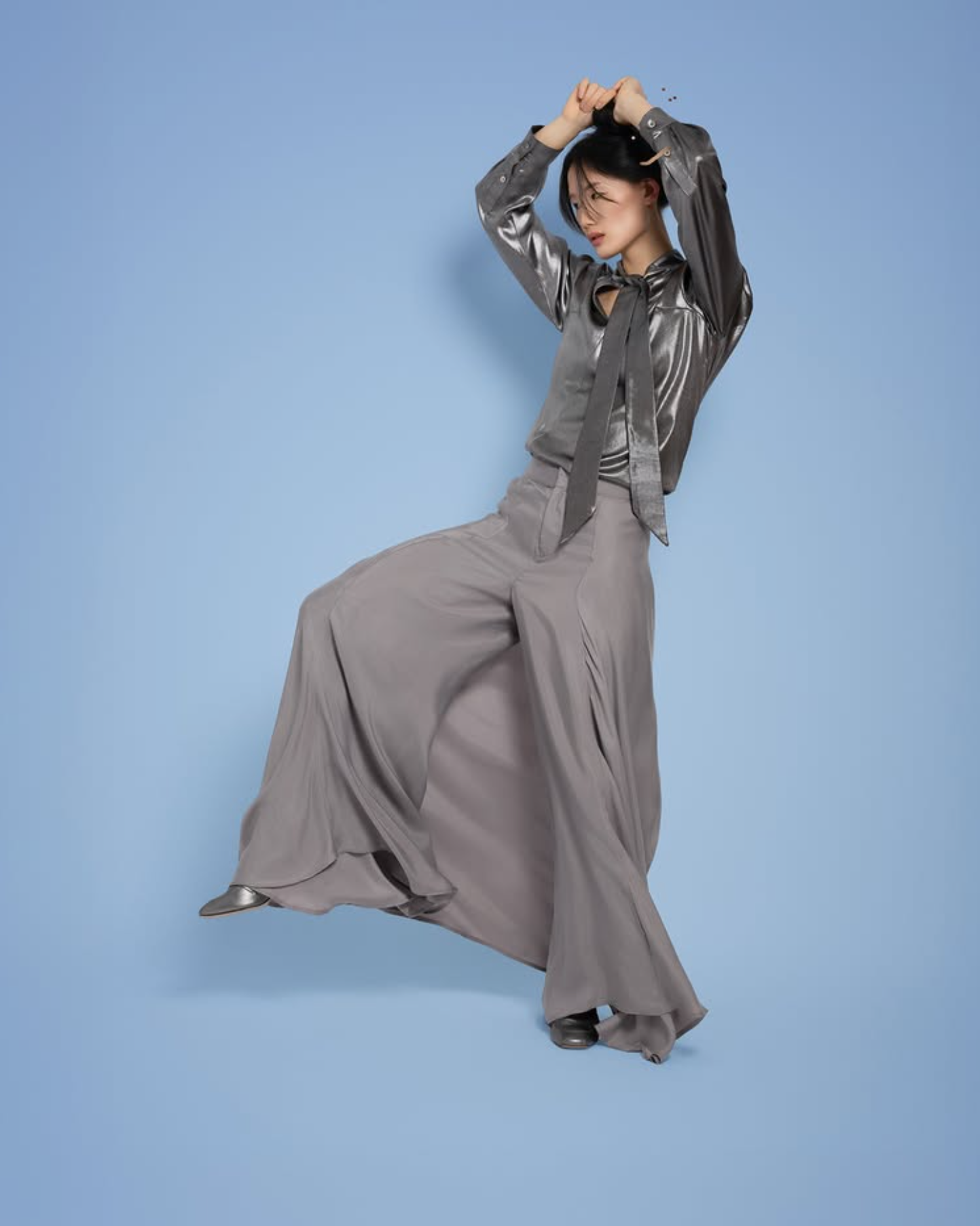 Model wearing Flowy wide-legged pants in taupe model: @dawnofxiao