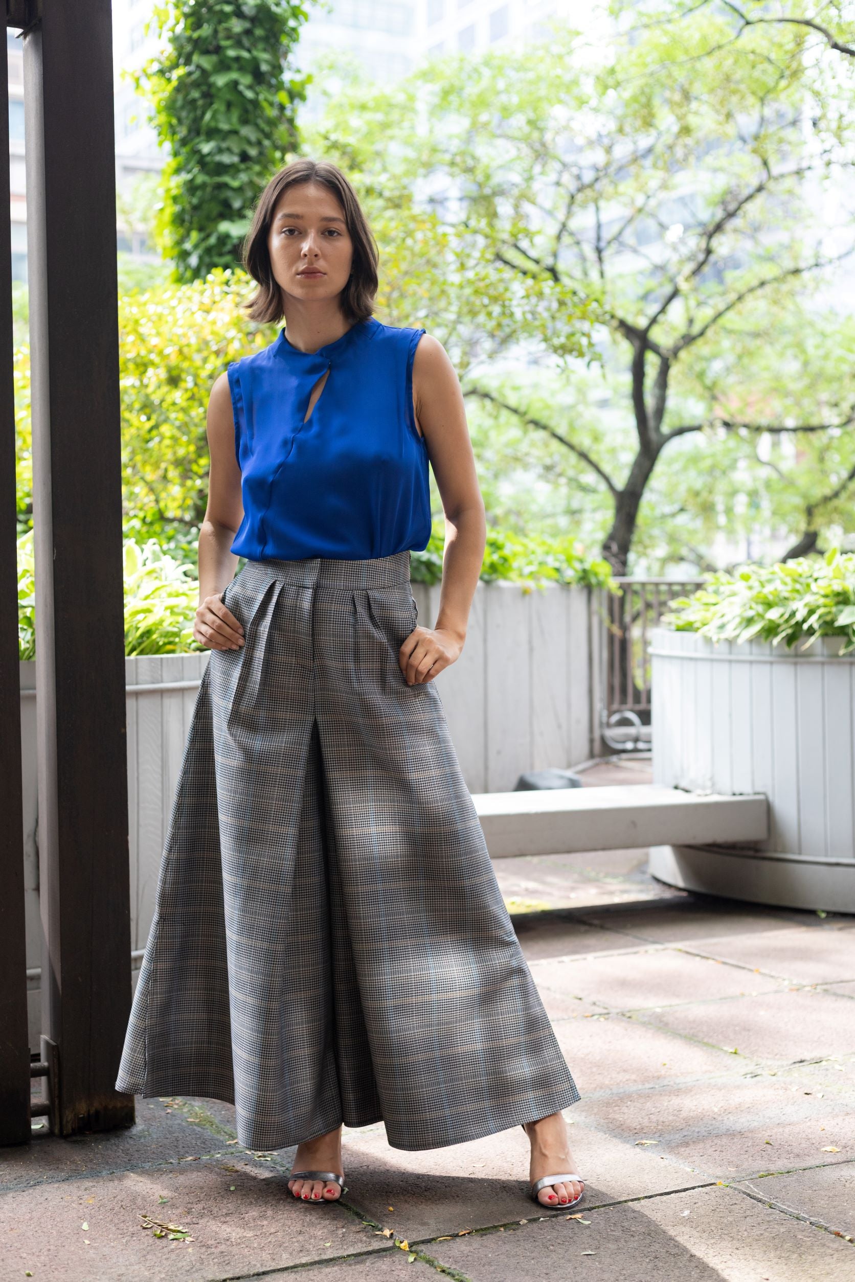 Woman in The Wide-Leg Culotte Sua Pant with a cobalt blue kimono top
