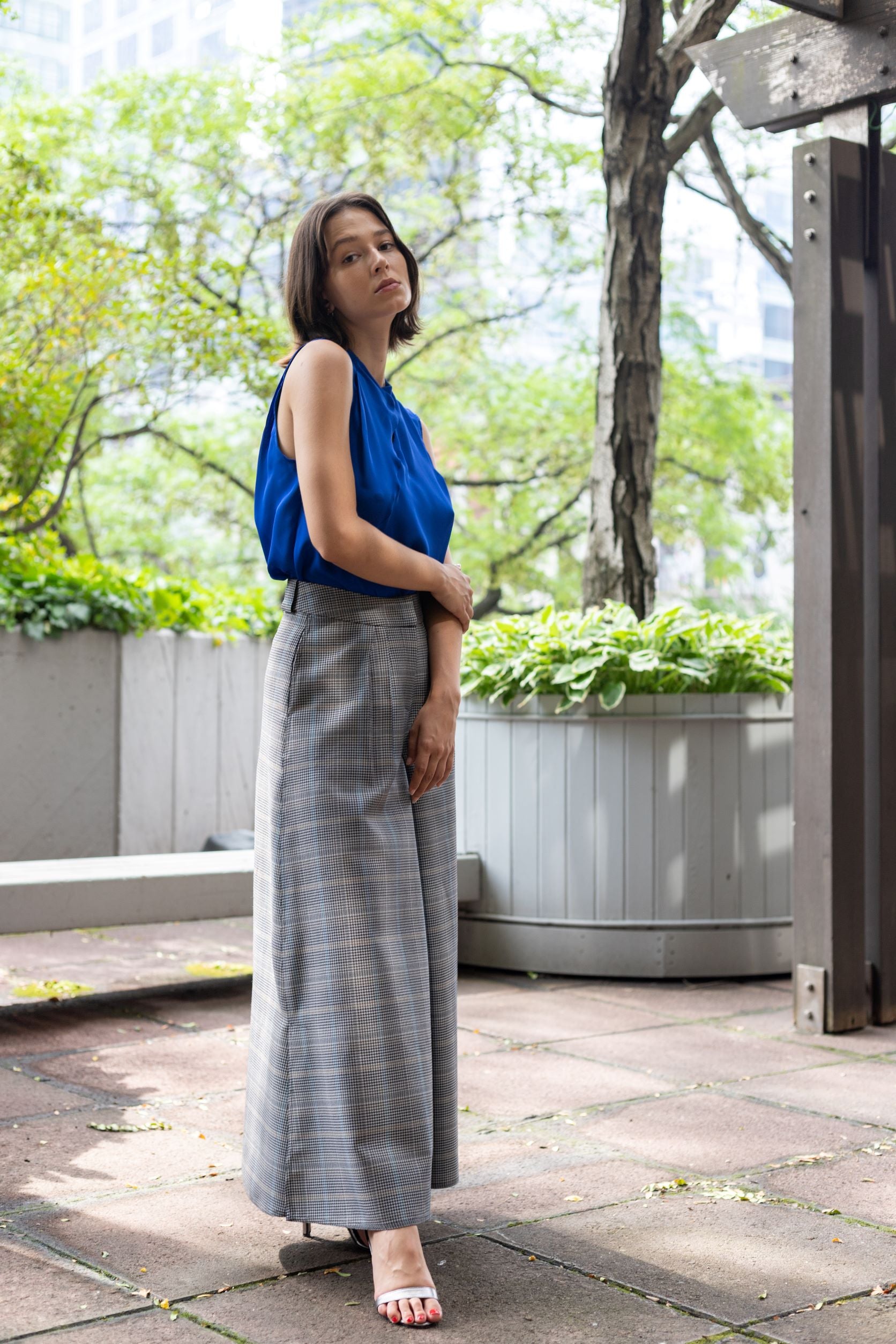 Woman wearing The Wide-Leg Culotte Sua Pant paired with a cobalt blue kimono top